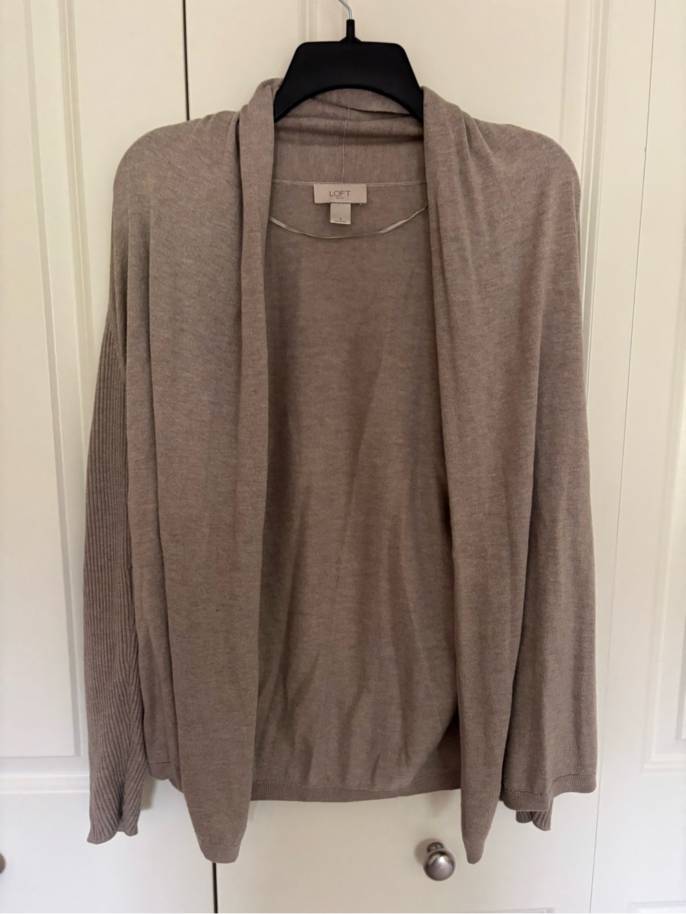 Women’s Loft open flyaway Cardigan size small. Tanish color.